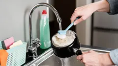 Come pulire una pentola o una padella bruciata? Metodi efficaci dalla cucina.