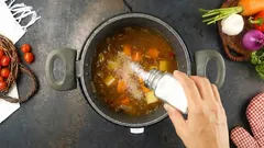 Come salvare una zuppa troppo salata: quale ingrediente aggiungere per eliminare il sale in eccesso