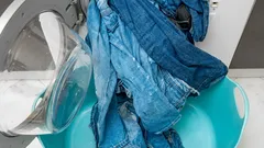 Non lavare mai i jeans in questo modo: l'errore più grave che rovinerà immediatamente i tuoi pantaloni preferiti.