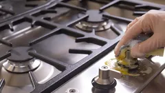 Come pulire le maniglie del fornello a gas dal grasso appiccicoso