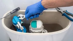  Un WC che perde dopo lo scarico. Tre soluzioni per riparare questa perdita persistente.