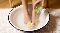 Pediluvio con aceto e sale: quali sono i suoi benefici e quando va utilizzato.