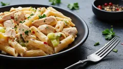 Ideale per una cena dopo il lavoro: prova questa pasta veloce con salsa di pollo e porri.